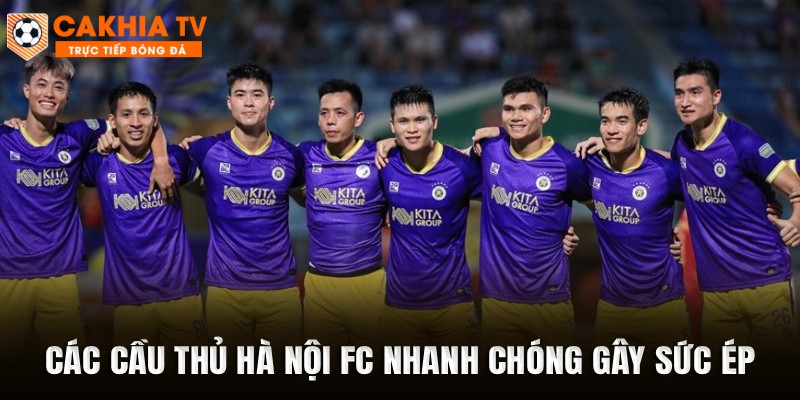 Các cầu thủ Hà Nội FC nhanh chóng gây sức ép